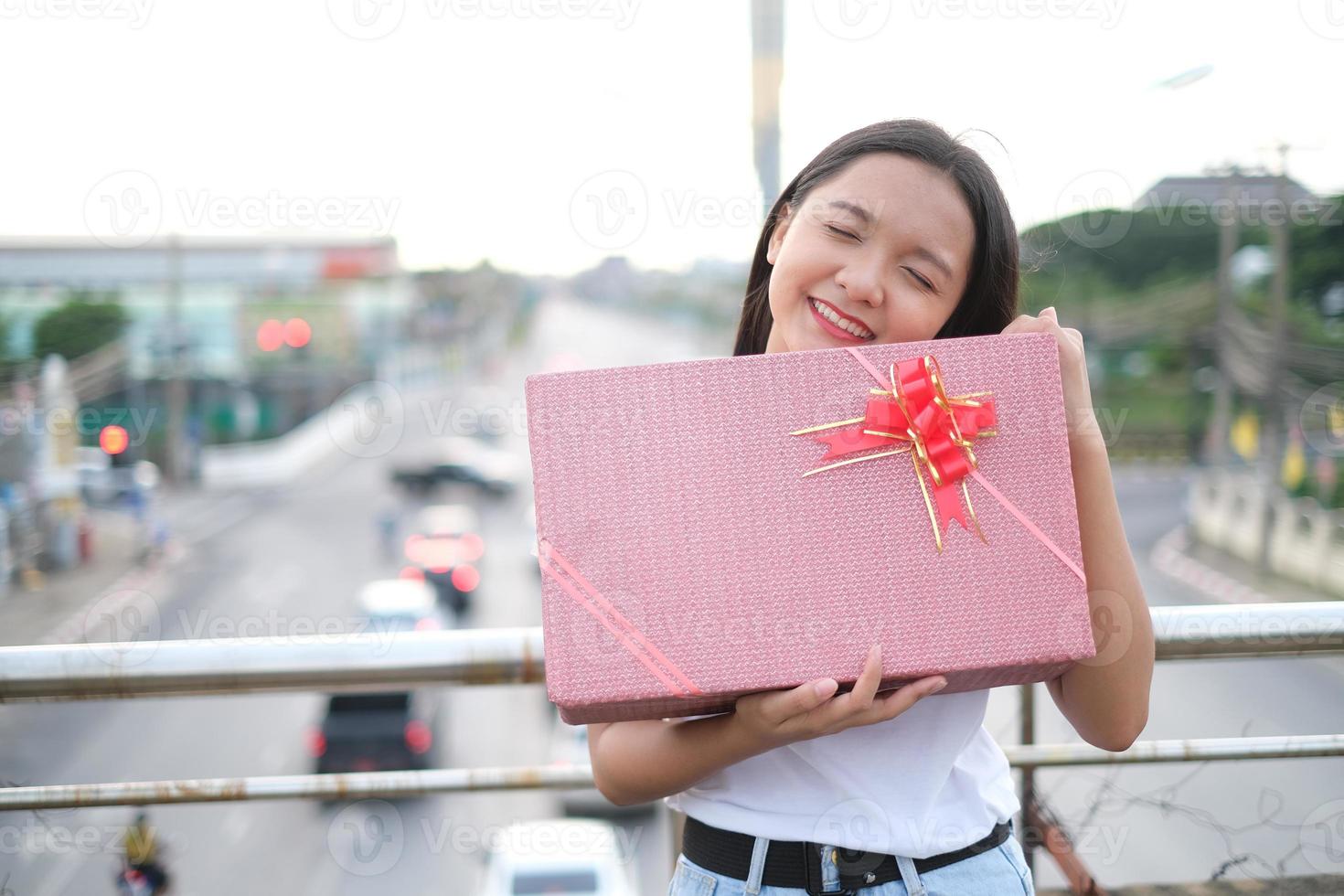 heureuse jeune fille avec boîte-cadeau. photo