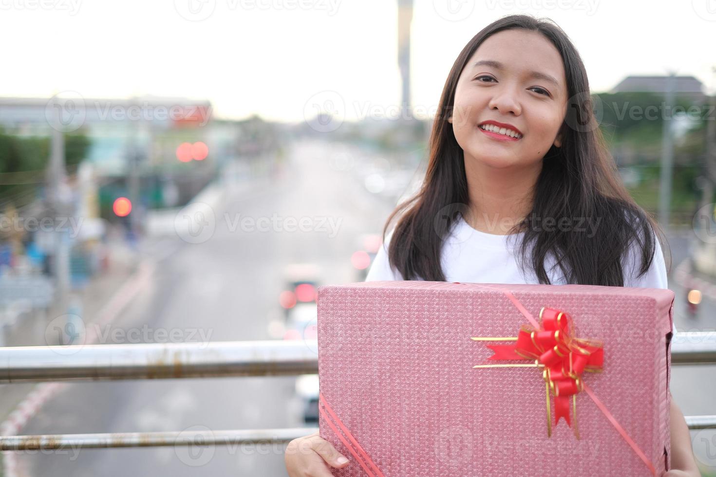 heureuse jeune fille avec boîte-cadeau. photo