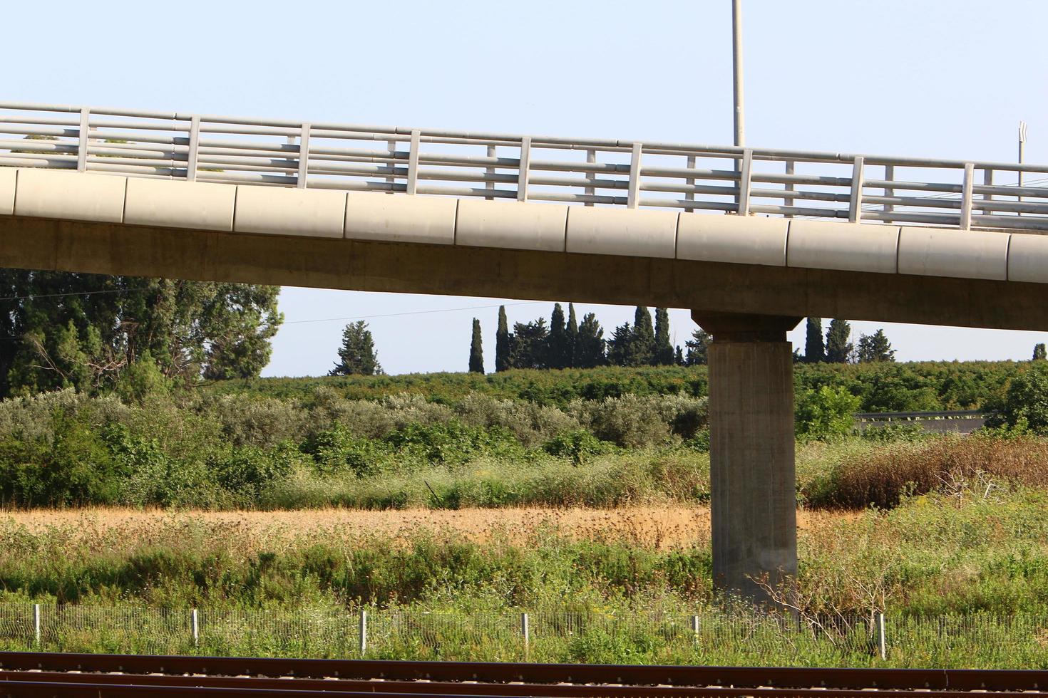 haifa israël le 1er avril 2019. grand pont routier sur la rivière. photo