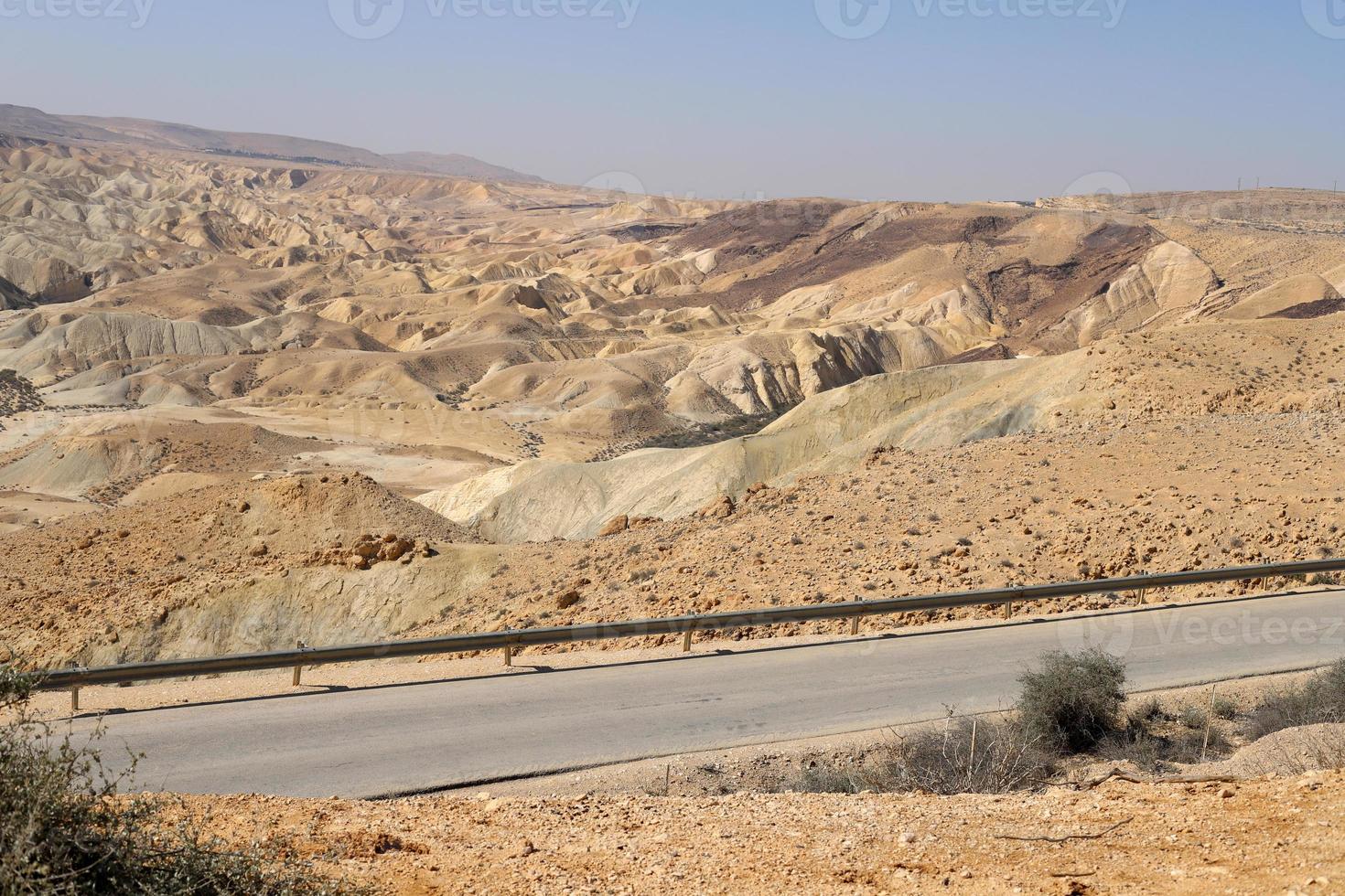 montagnes et rochers dans le désert de judée sur le territoire d'israël. photo