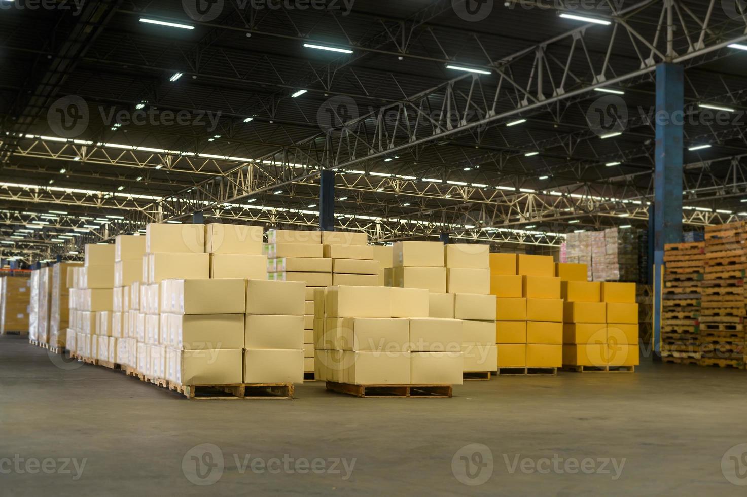 inventaire plein de boîtes en carton dans un entrepôt moderne de magasin de détail. photo