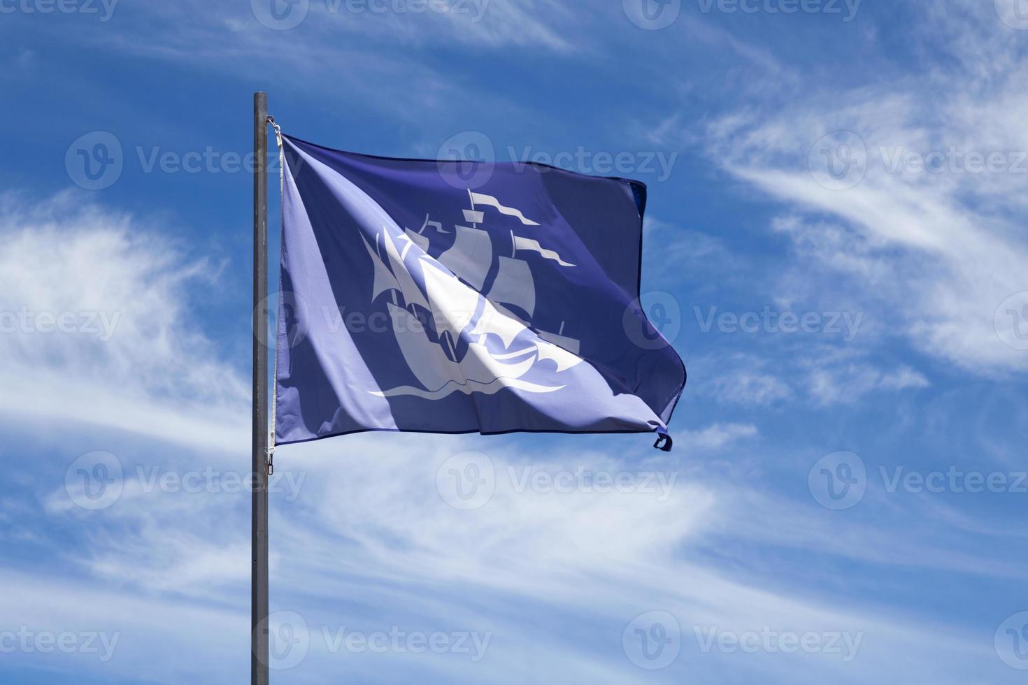 drapeau de treguier agitant dans les airs photo