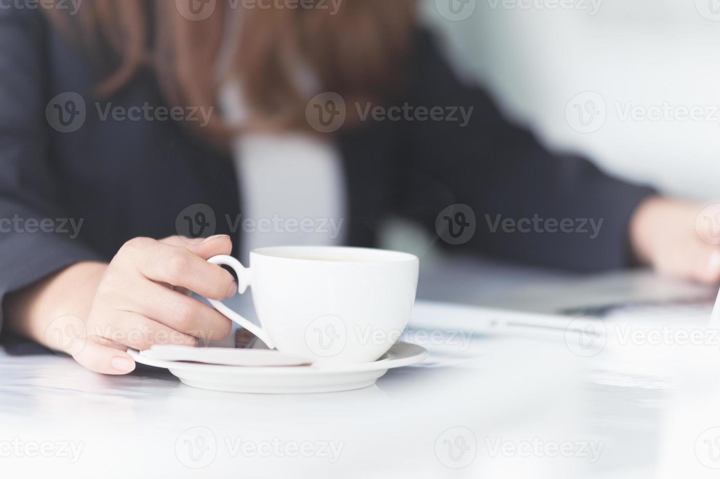 Asie femme au café avec ordinateur portable et café, concept d'entreprise photo