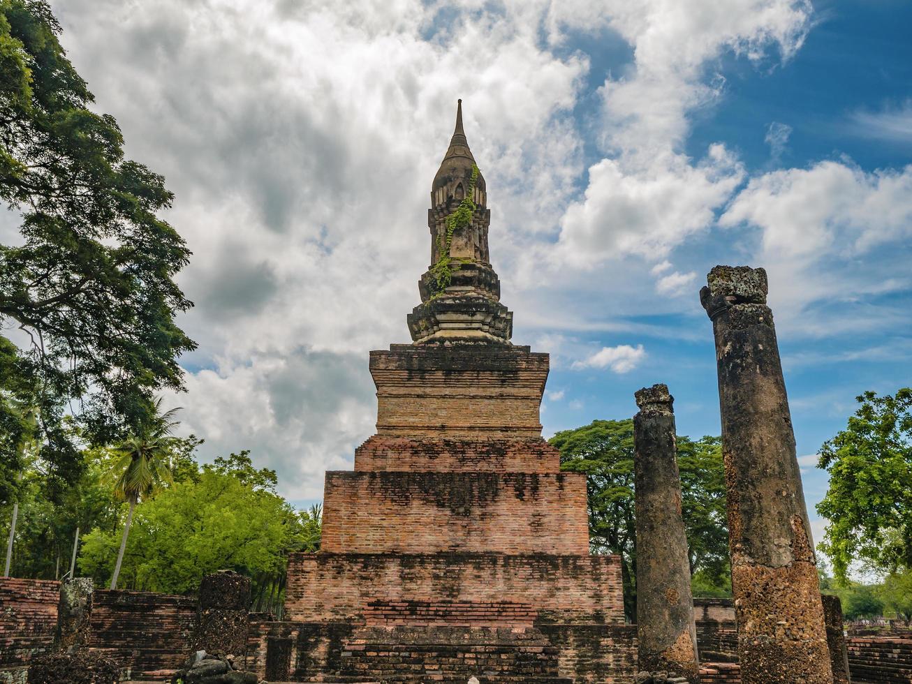 Ruine de la statue de bouddha dans la zone du temple wat mahathat au parc historique de sukhothai, ville de sukhothai en thaïlande photo