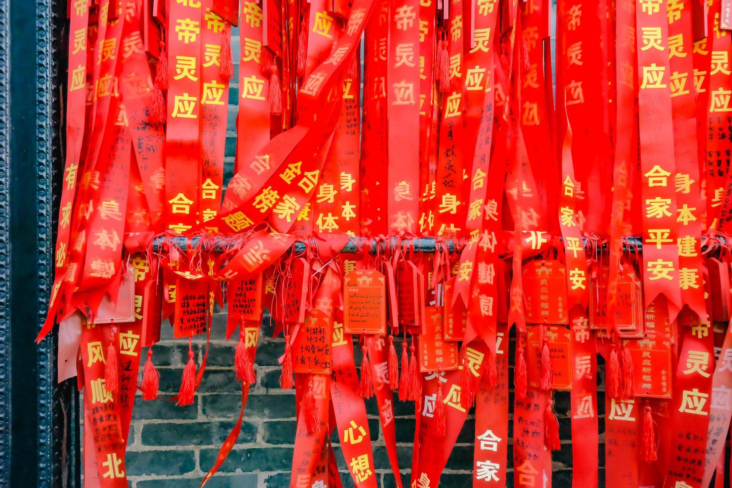 foshan chine - 27 novembre 2015 ruban de bénédiction rouge coloré, souhait et message dans le temple ancestral de foshan ou zumiao en nom chinois.ville de foshan en chine photo