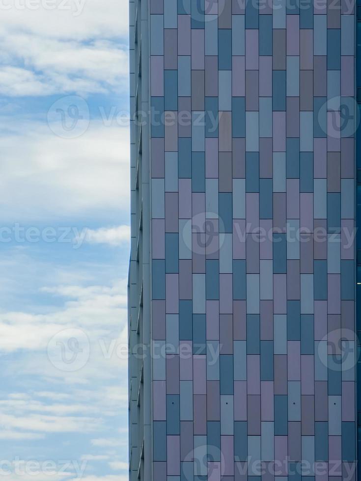 formes abstraites de formes colorées sur un gratte-ciel et cloudscape en arrière-plan dans le centre-ville de manchester, royaume-uni photo