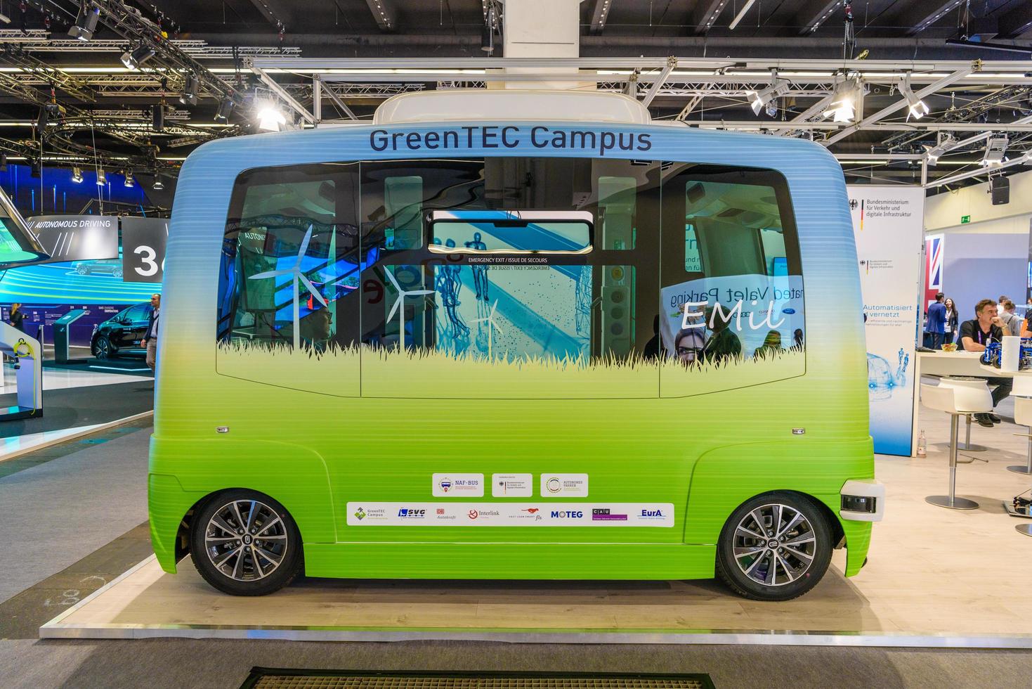 francfort, allemagne - septembre 2019 vert bleu easymile ez10 un bus électrique autonome alimenté par batterie conçu et commercialisé par easymile, iaa international motor show auto exhibition photo