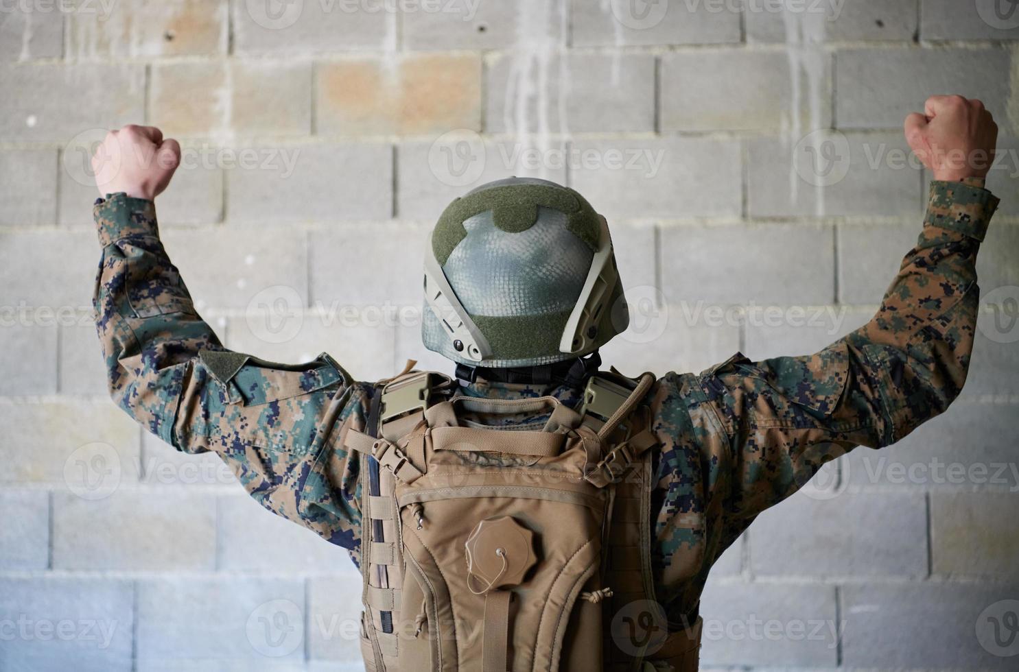 soldat célébrant la victoire photo