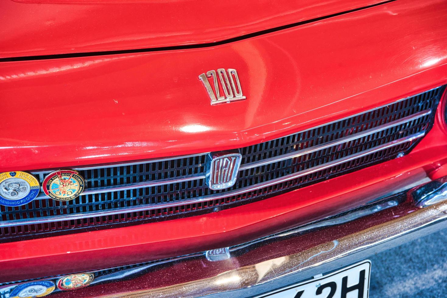 friedrichshafen - mai 2019 logo emblème du coupé rouge fiat osi 1200 spyder 1965 au motorworld classics bodensee le 11 mai 2019 à friedrichshafen, allemagne photo