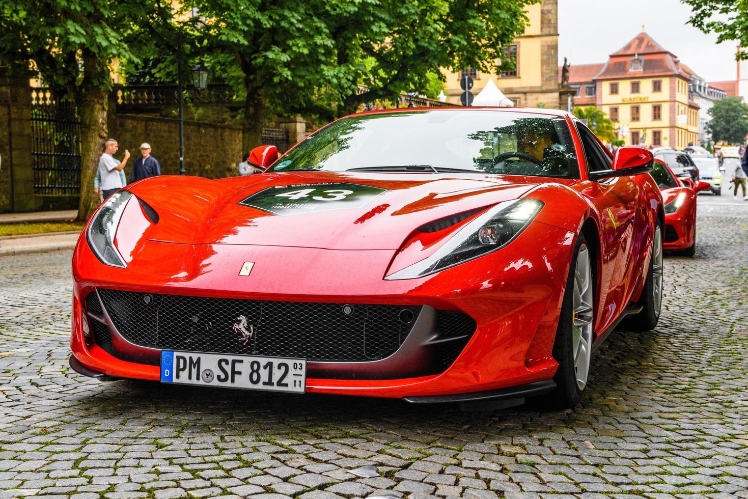 allemagne, fulda - jul 2019 rouge ferrari 812 superfast type f152m est un grand tourer à moteur central avant et à propulsion arrière produit par le constructeur italien de voitures de sport ferrari qui a fait ses débuts au 2017 photo