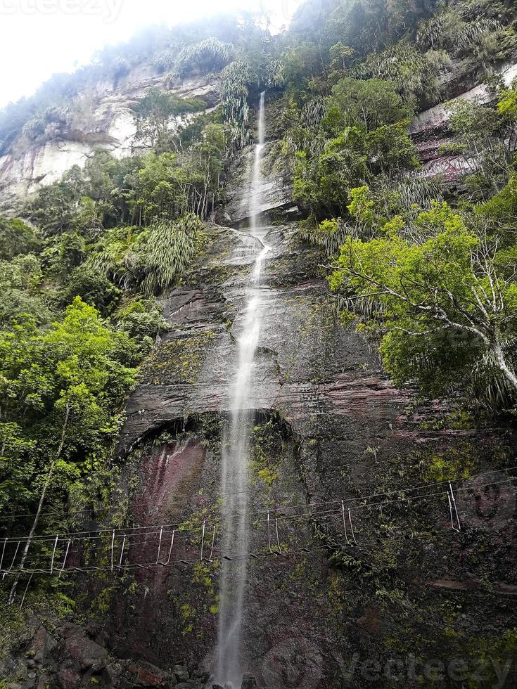 belle photo d'une cascade descendant des montagnes indonésie