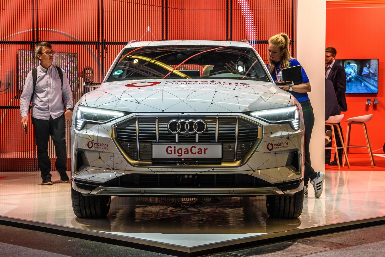 francfort, allemagne - septembre 2019 blanc rouge audi q8 électrique suv vodafone gigacar, iaa international motor show auto exhibition photo