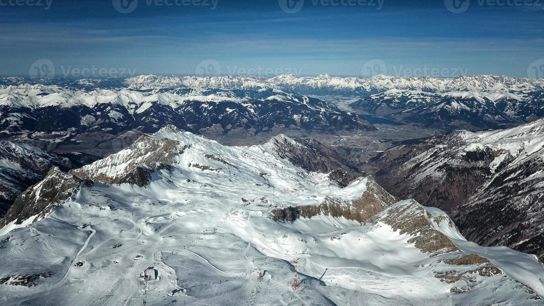 vue imprenable depuis un drone sur les collines enneigées photo