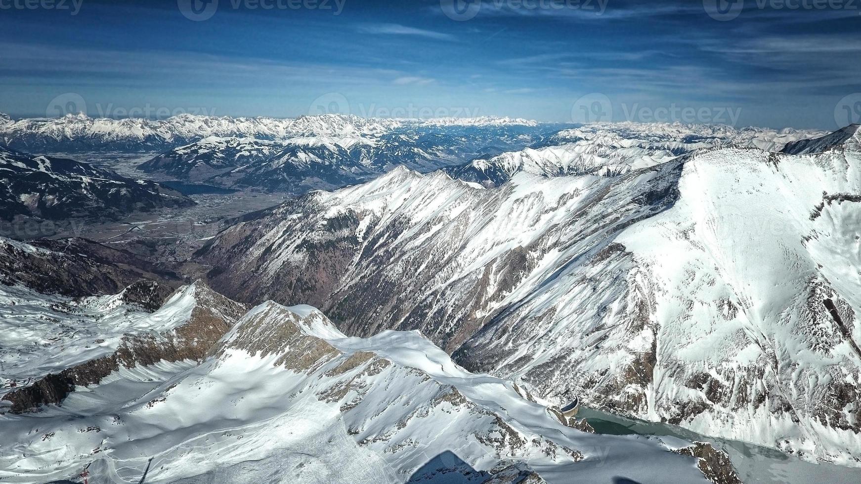 vue imprenable depuis un drone sur les collines enneigées photo