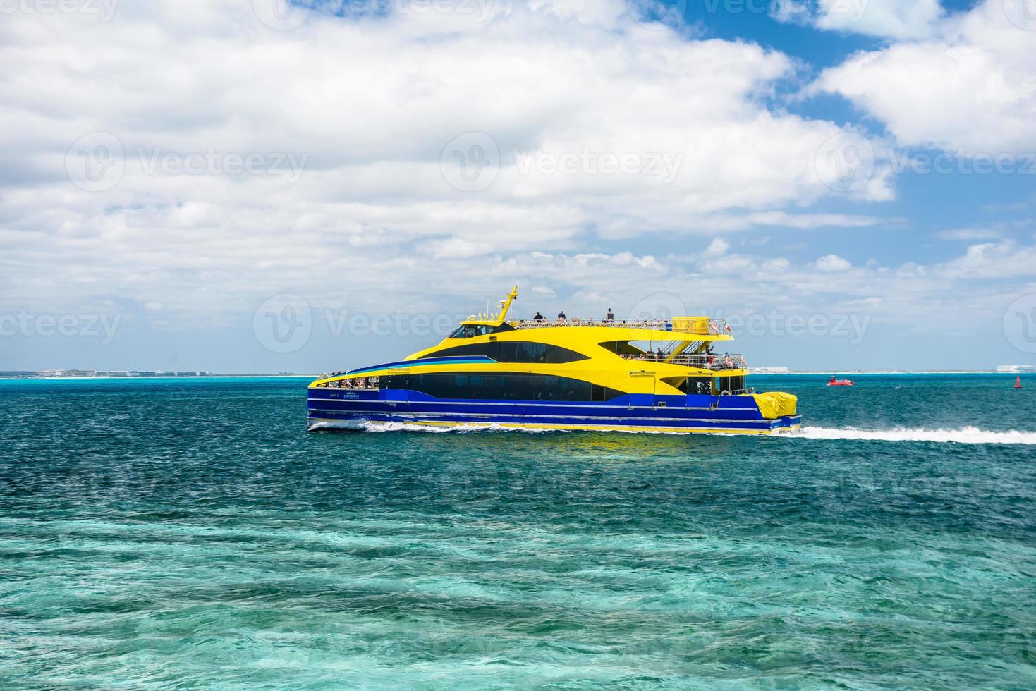 yacht de luxe jaune dans la baie sur le bord de mer turquoise azur dans la mer des caraïbes, isla mujeres, cancun, yucatan, mexique photo