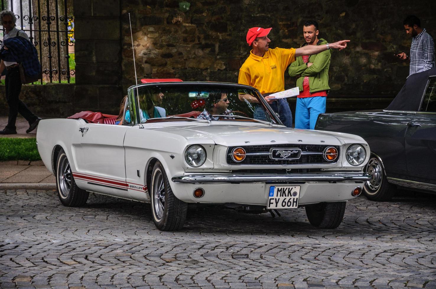 fulda, allemagne - mai 2013 1965 ford mustang cabriolet décapotable voiture rétro le 9 mai 2013 à fulda, allemagne photo