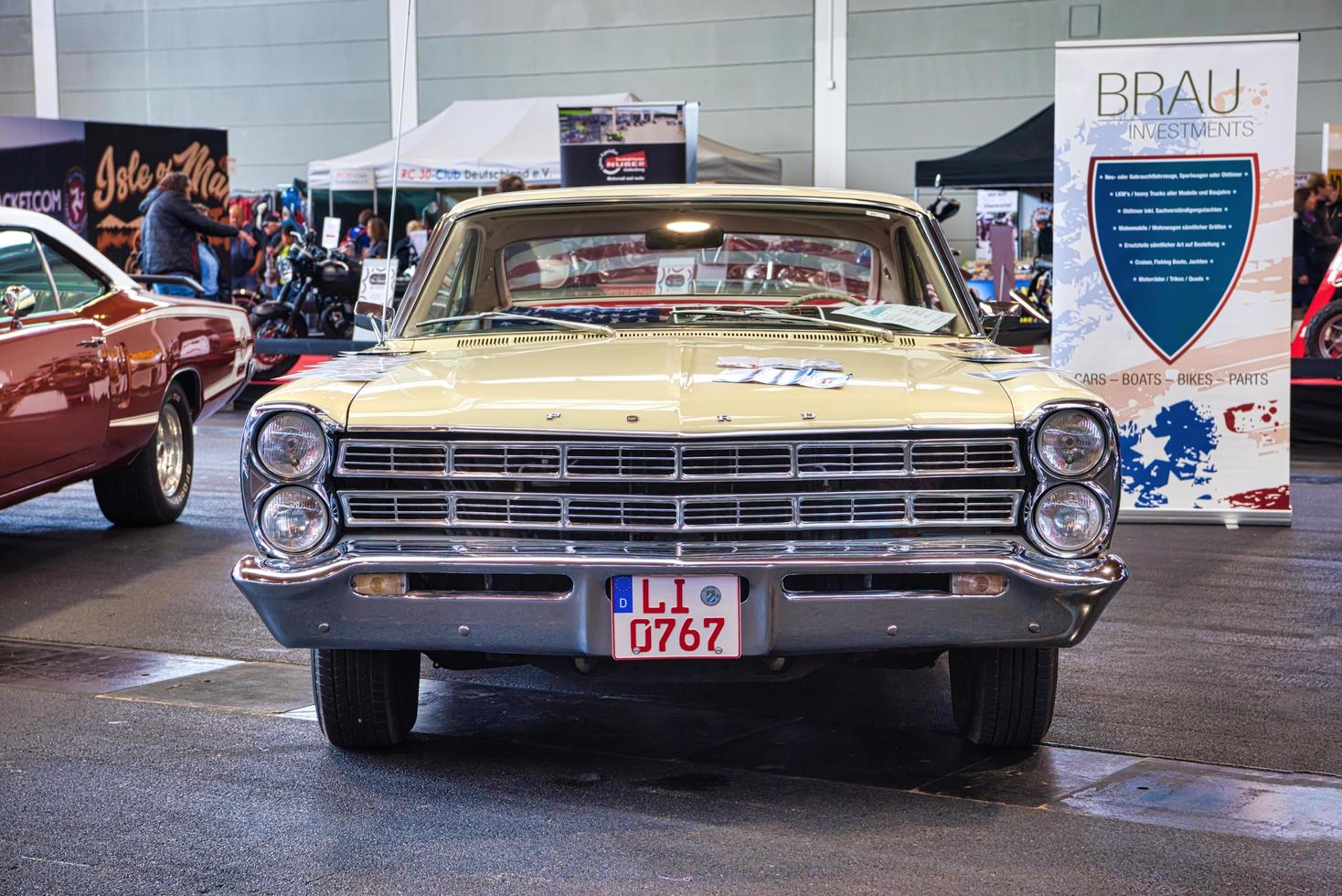 friedrichshafen - mai 2019 beige ivoire ford galaxie 500 au motorworld classics bodensee le 11 mai 2019 à friedrichshafen, allemagne photo