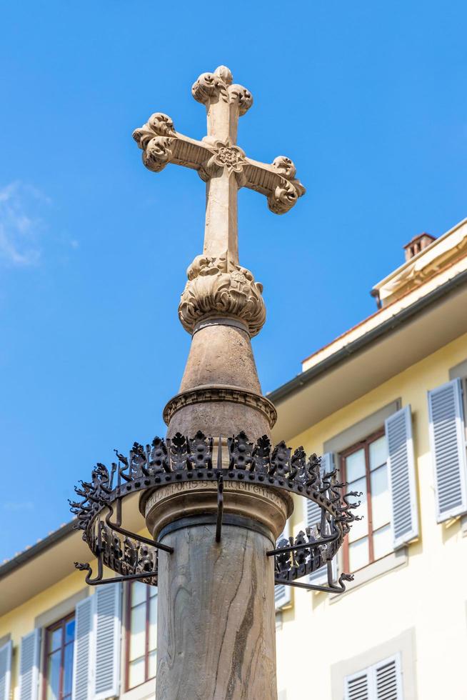 une croix de pierre sur la route photo