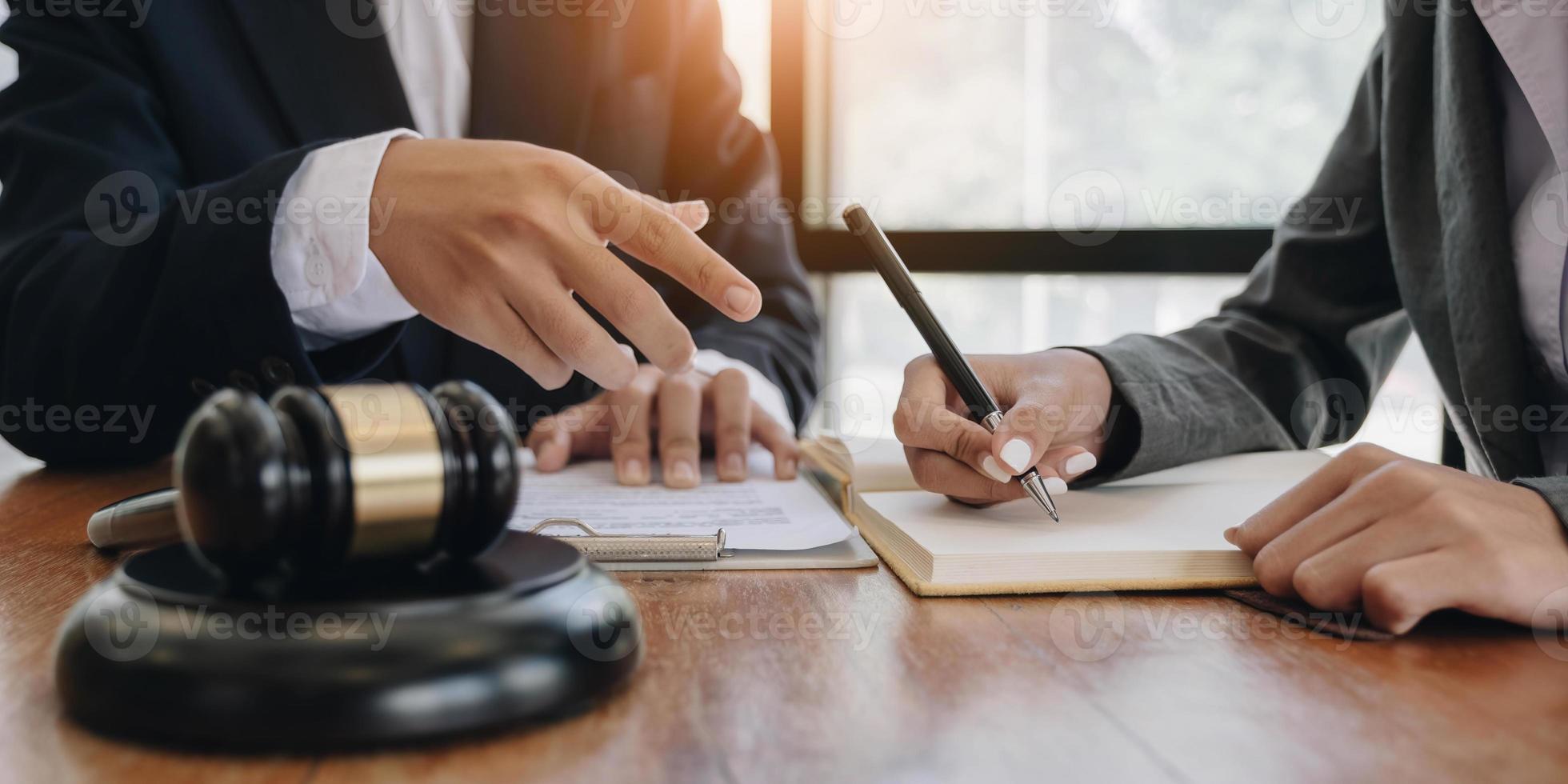 consultation d'un homme d'affaires ou d'une réunion d'équipe d'avocats avec le concept de client, de droit et de services juridiques, bonne coopération de service, mains utilisant une tablette et un ordinateur portable. photo