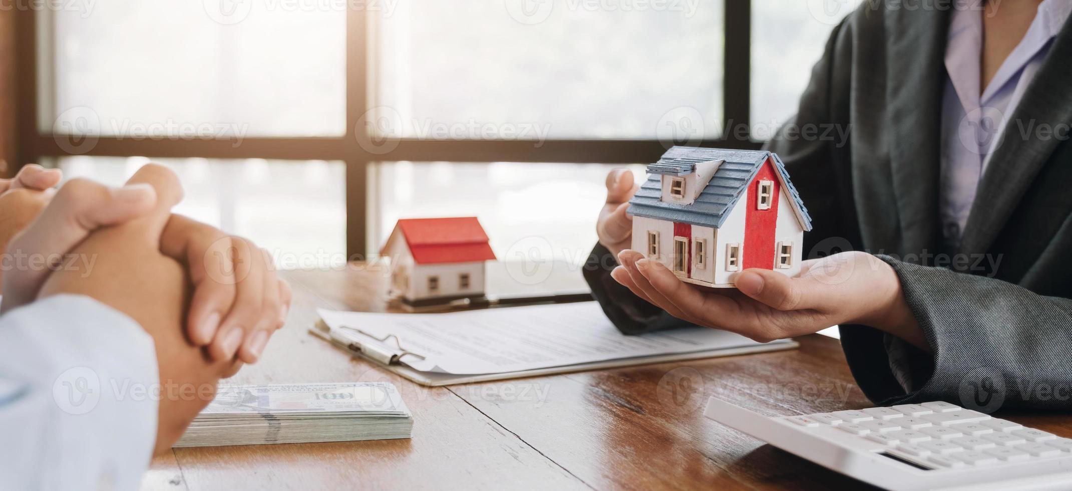 l'agent immobilier établit un contrat de maison après que le client a payé la caution de la maison. discussion, négociation, conclure l'affaire photo