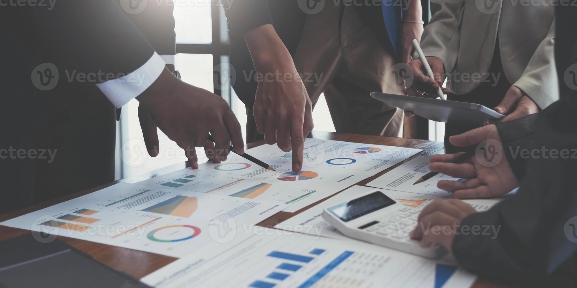 main de gens d'affaires pointant vers un document d'entreprise lors de la discussion lors de la réunion. photo