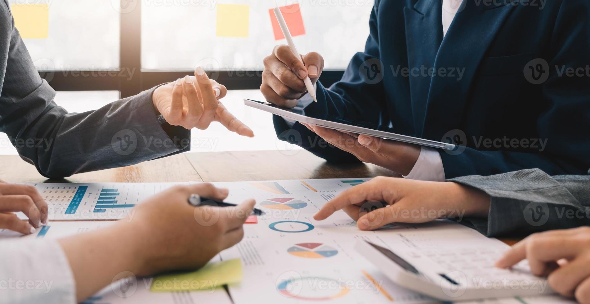 travail d'équipe avec le graphique des coûts d'analyse des gens d'affaires sur le bureau de la salle de réunion. photo