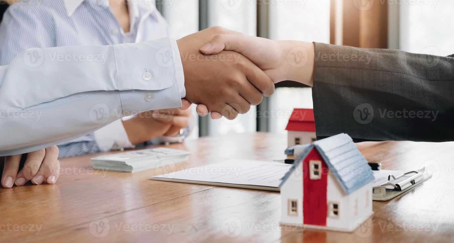 accord réussi, succession, concept de contrat d'achat de maison, acheteur serrant la main des employés de la banque après avoir terminé la signature du contrat au bureau photo