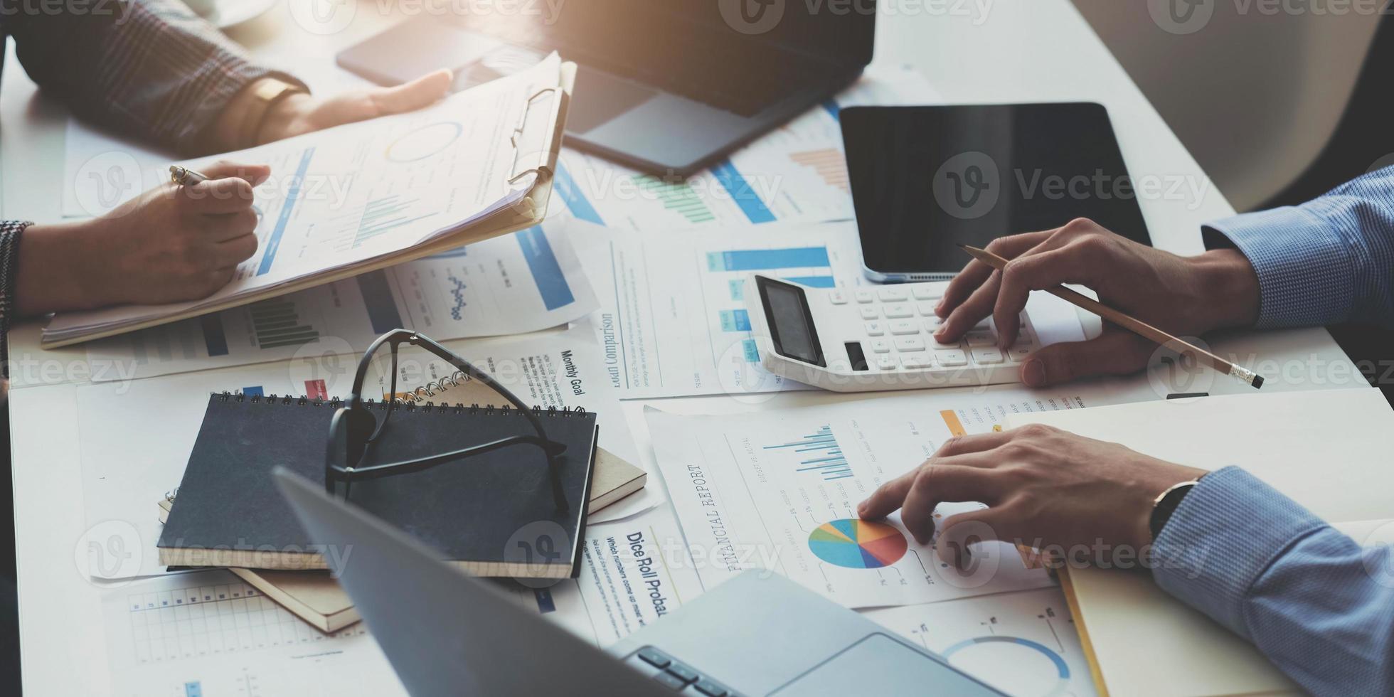 consultation de l'équipe des gestionnaires de fonds et discussion sur l'analyse du marché boursier d'investissement par la paperasserie. photo