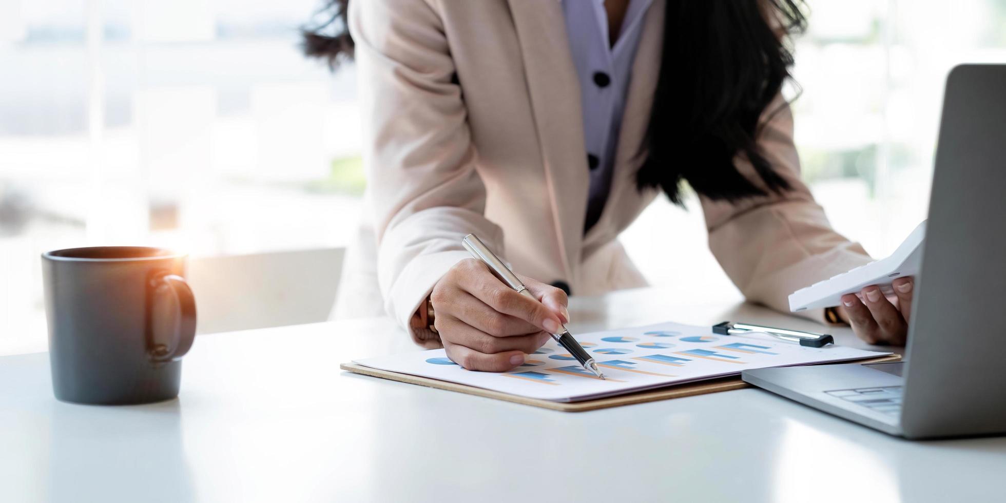 gros plan sur une femme d'affaires consultante en investissement société d'analyse rapport financier annuel déclaration de bilan travaillant avec des graphiques de documents. image conceptuelle de l'économie, du marketing photo