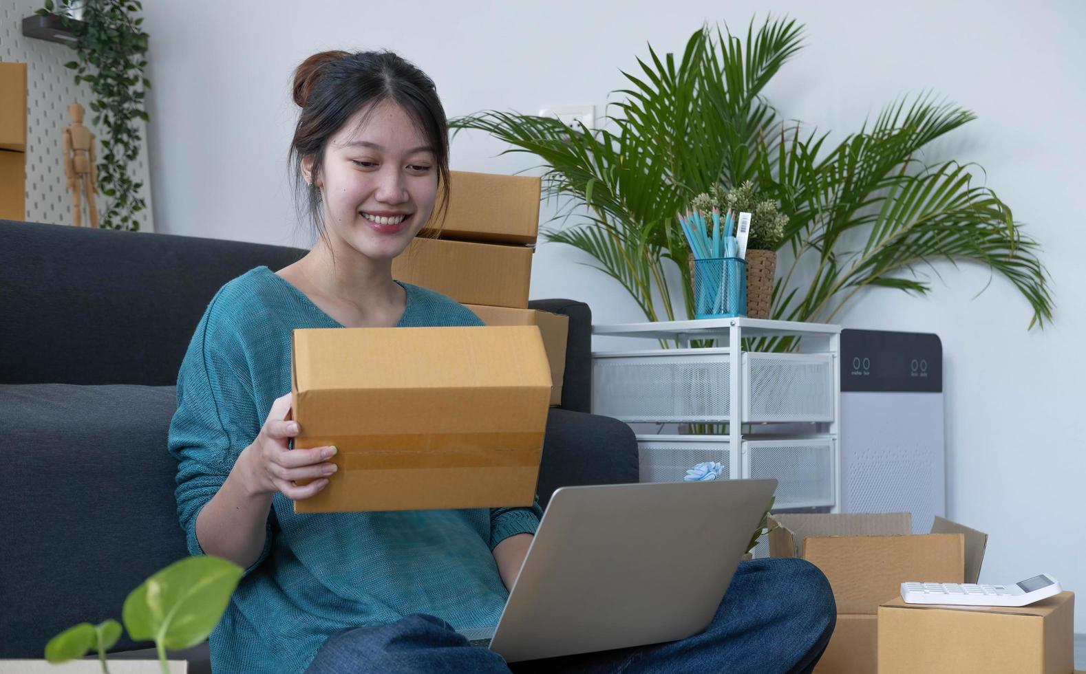 portrait de jeune femme asiatique d'affaires en ligne travaillant dans le bureau utiliser l'espace de copie de l'ordinateur. employé de gens d'affaires de succès, travail indépendant de marketing en ligne de PME à la maison, concept d'espace de coworking photo