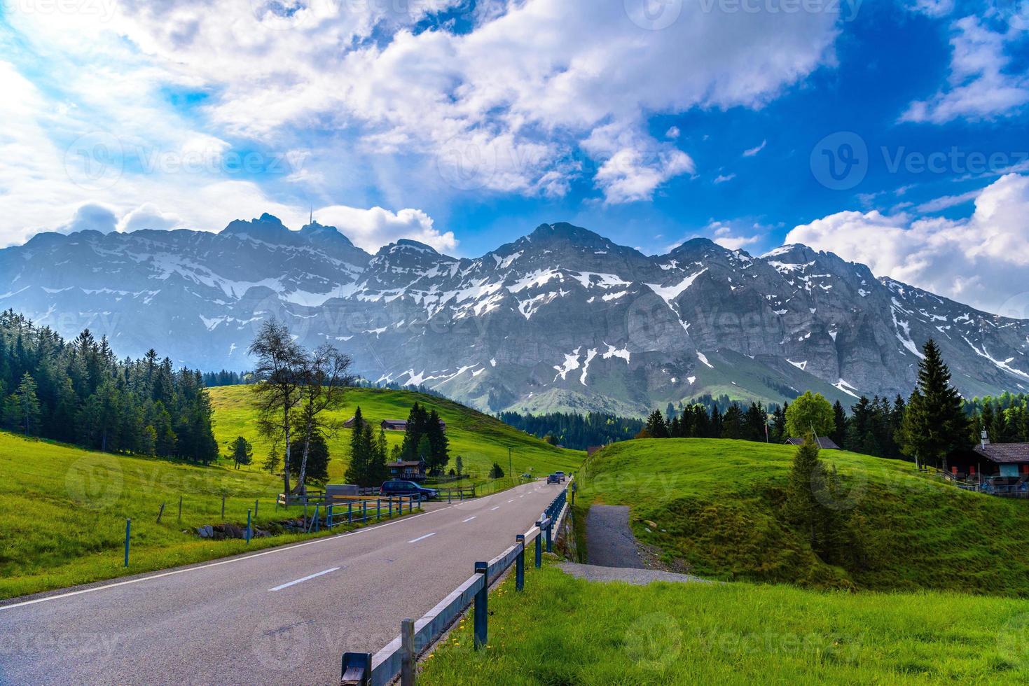 route avec montagnes enneigées des alpes, schoenengrund, arrière-pays, appen photo