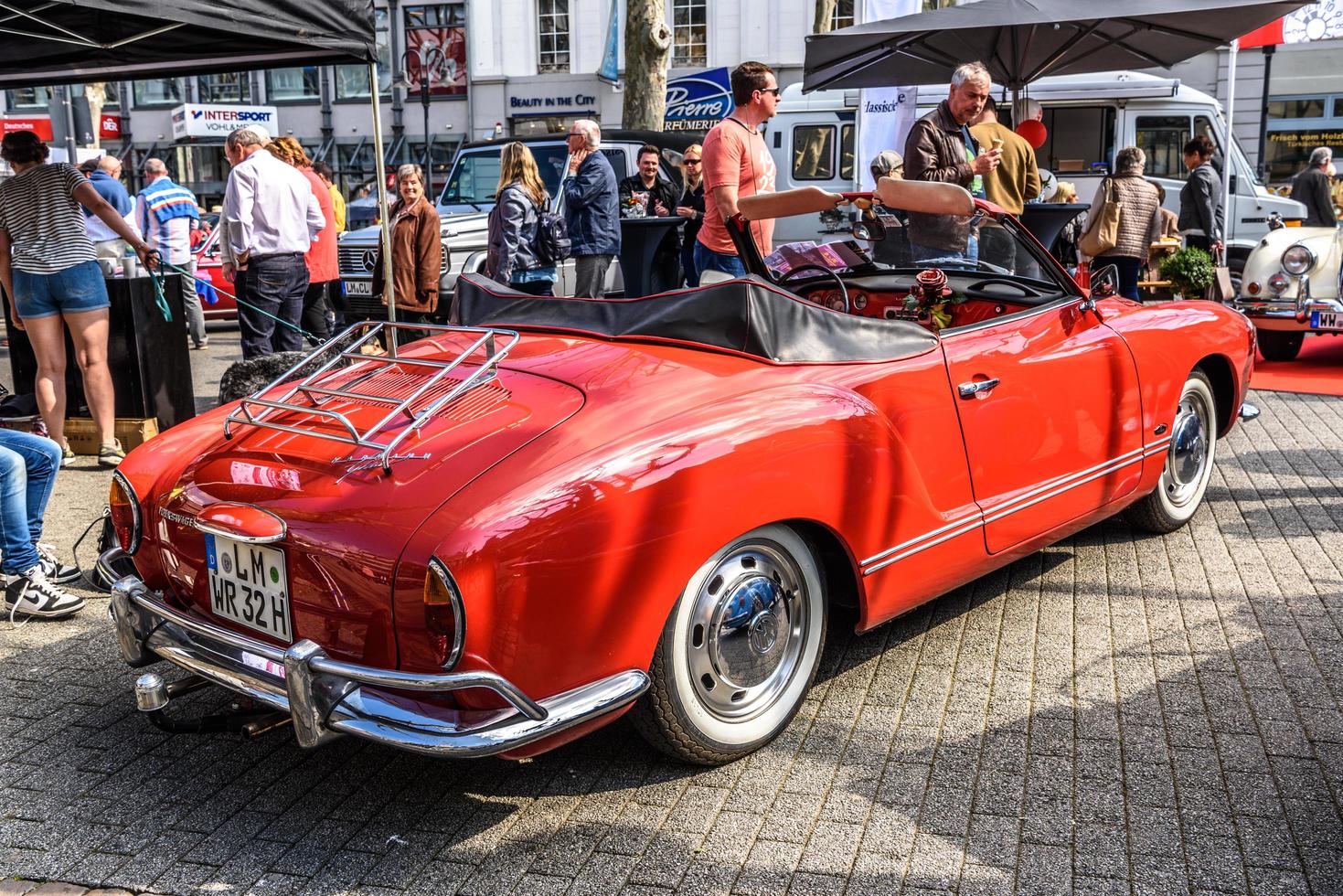 Allemagne, limbourg - avril 2017 rouge vw volkswagen karmann-ghia typ 14 cabriolet cabriolet 1955 à limburg an der lahn, hesse, allemagne photo