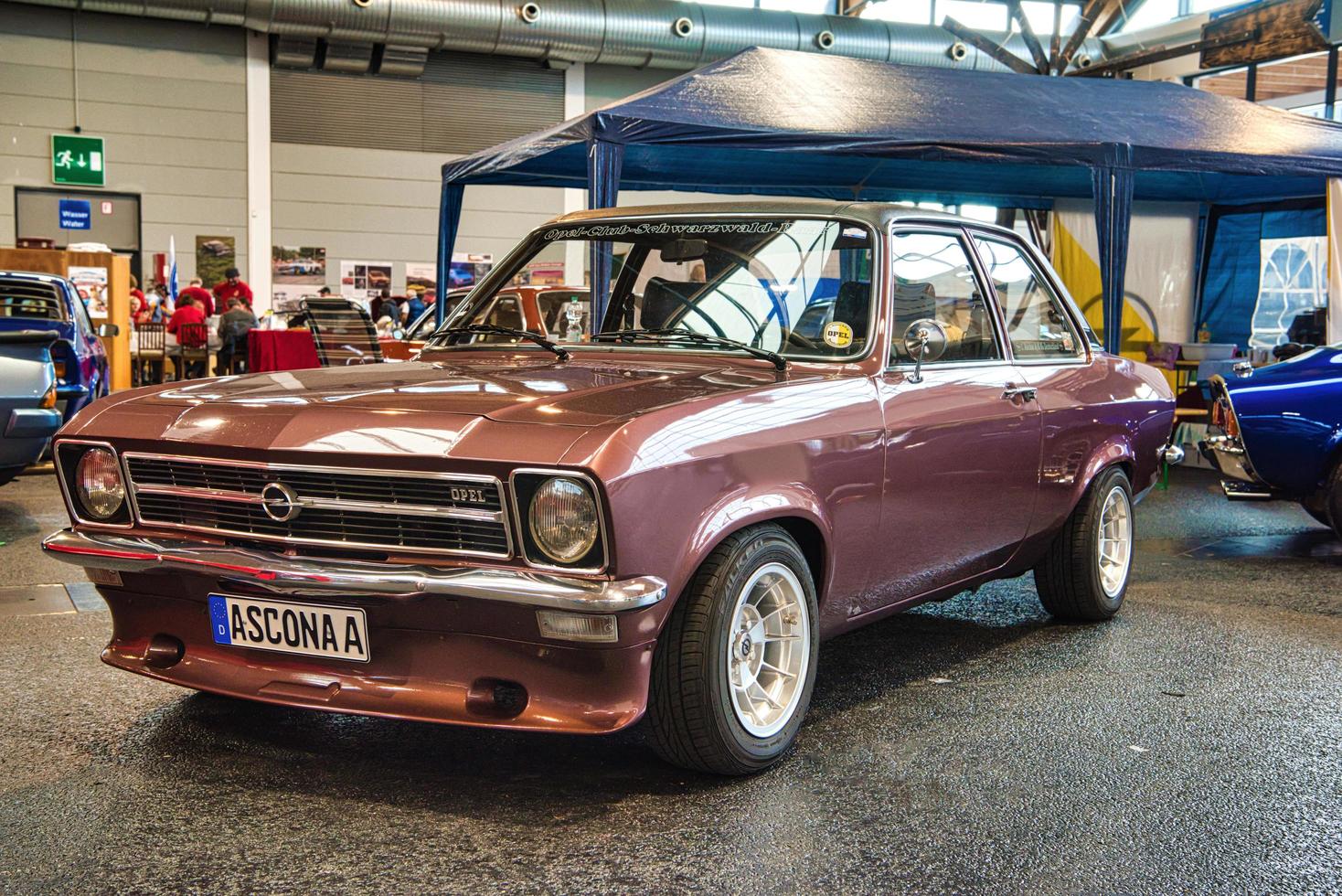 friedrichshafen - mai 2019 marron marron opel ascona un coupé 1974 au motorworld classics bodensee le 11 mai 2019 à friedrichshafen, allemagne photo