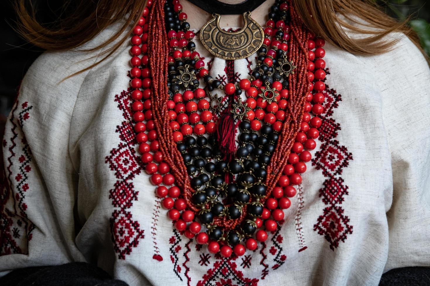 une fille brode un motif vyshyvanka ukrainien traditionnel photo