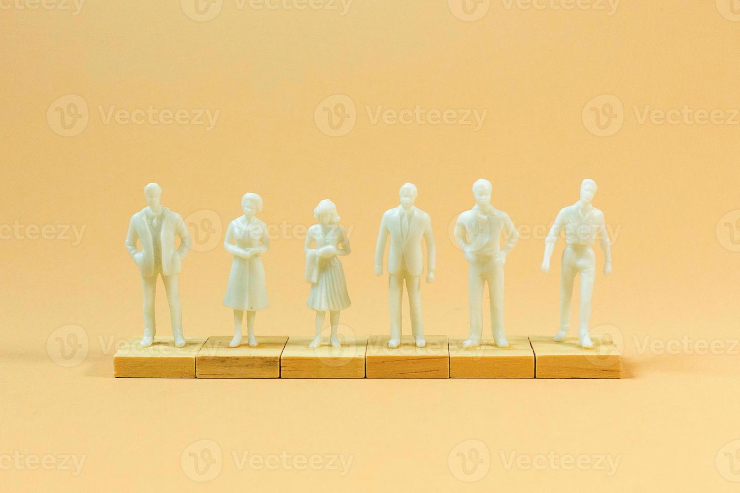 miniature figure blanche sur pastel orange pour le contenu de l'entreprise. photo