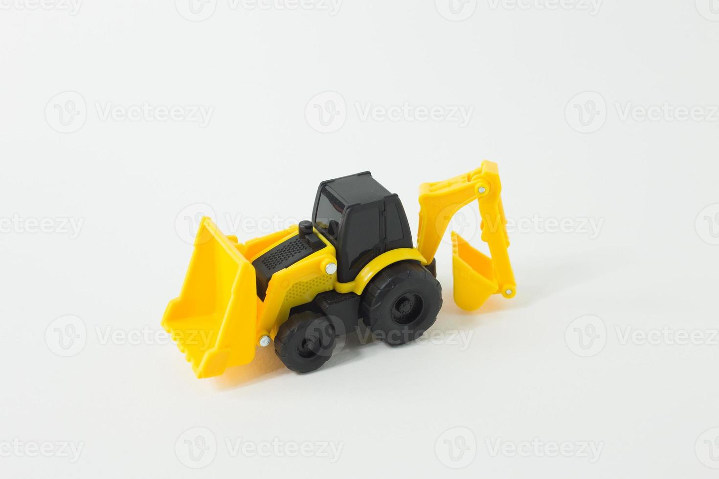 jouet de chargeur de tracteur jaune sur l'image d'isolement de fond blanc. photo