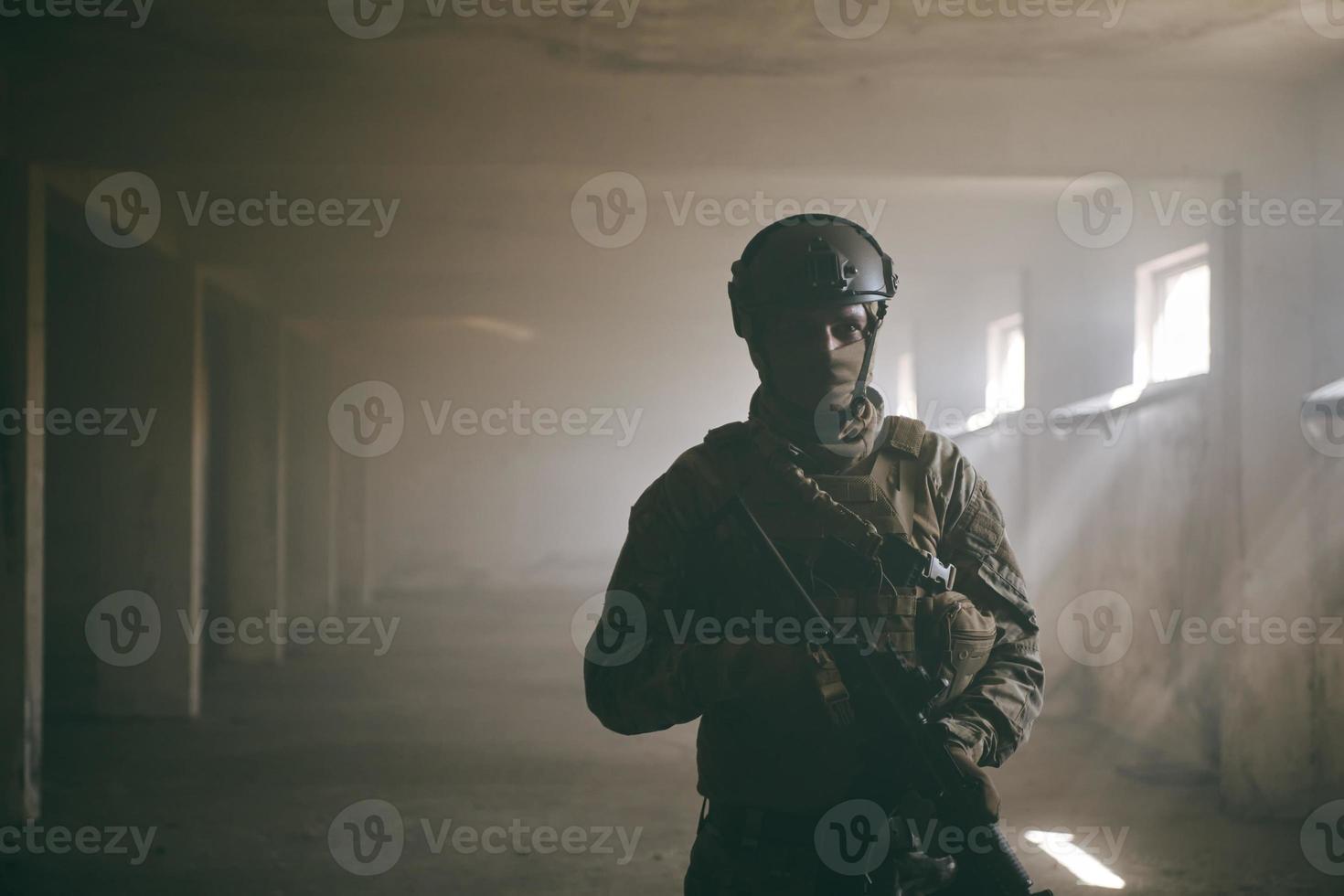 soldat de la guerre moderne en milieu urbain photo