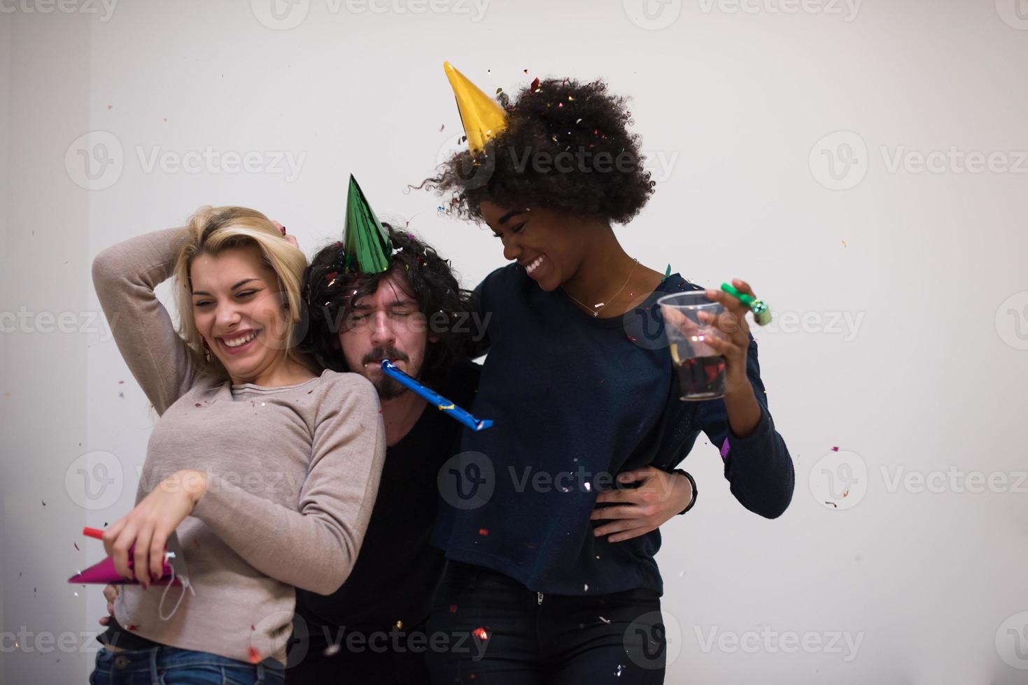 confetti party groupe multiethnique de personnes photo