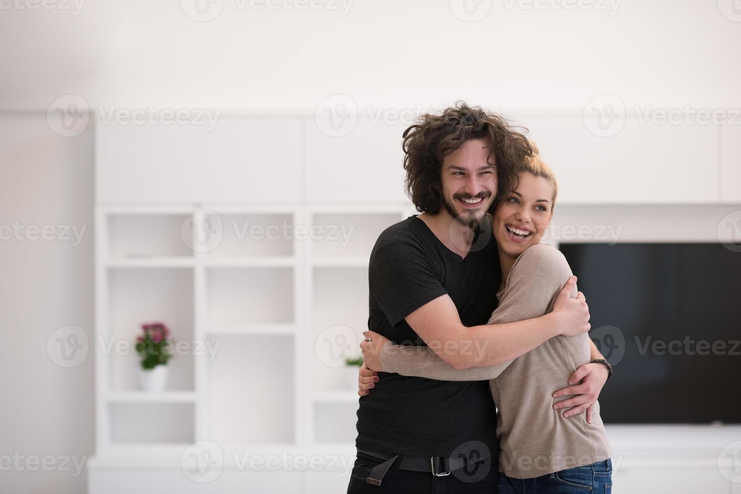 couple s'enlaçant dans leur nouvelle maison photo