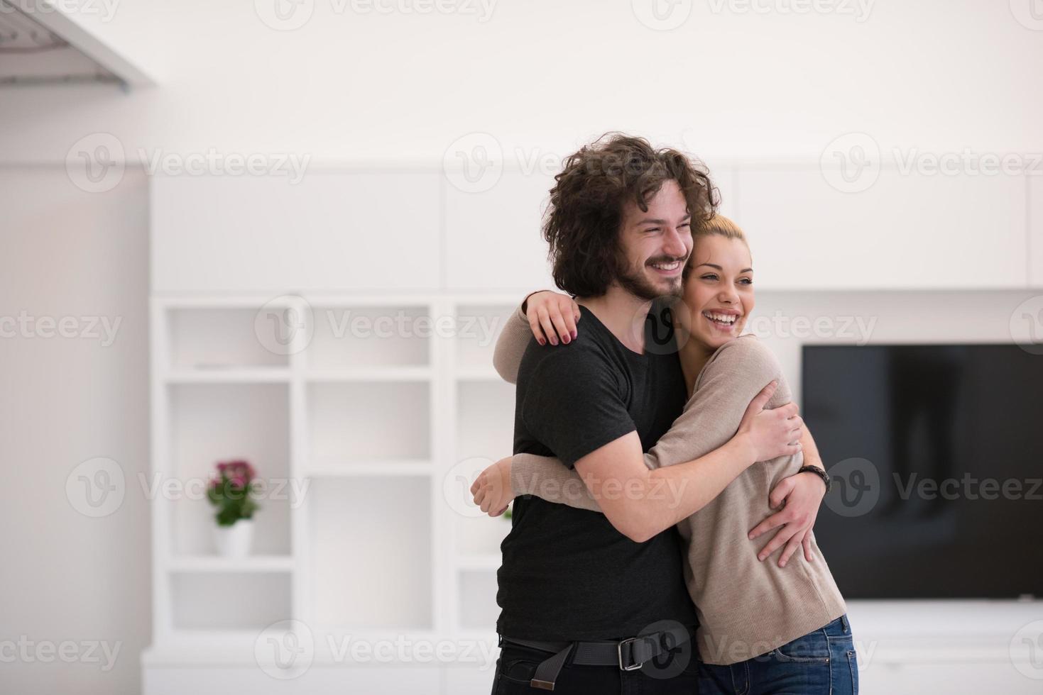 couple s'enlaçant dans leur nouvelle maison photo