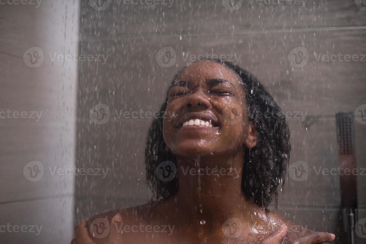 femme afro-américaine sous la douche photo