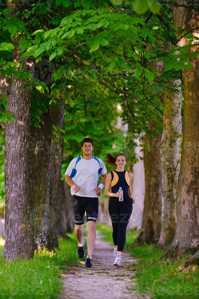 jeune couple faisant du jogging photo