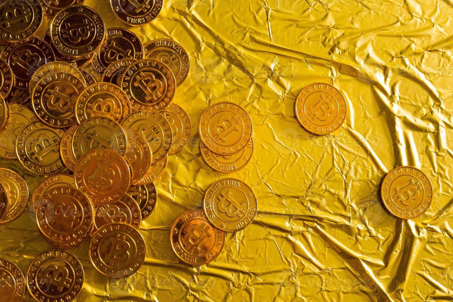 la crypto-monnaie bitcoin sur fond d'image de texture dorée. photo