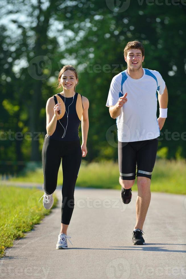 jeune couple faisant du jogging le matin photo