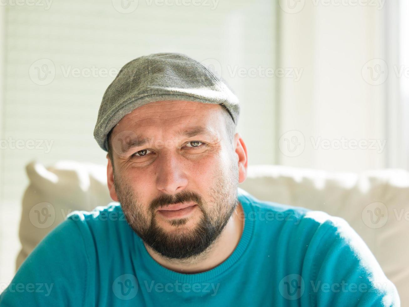 heureux jeune homme se détendre à la maison photo