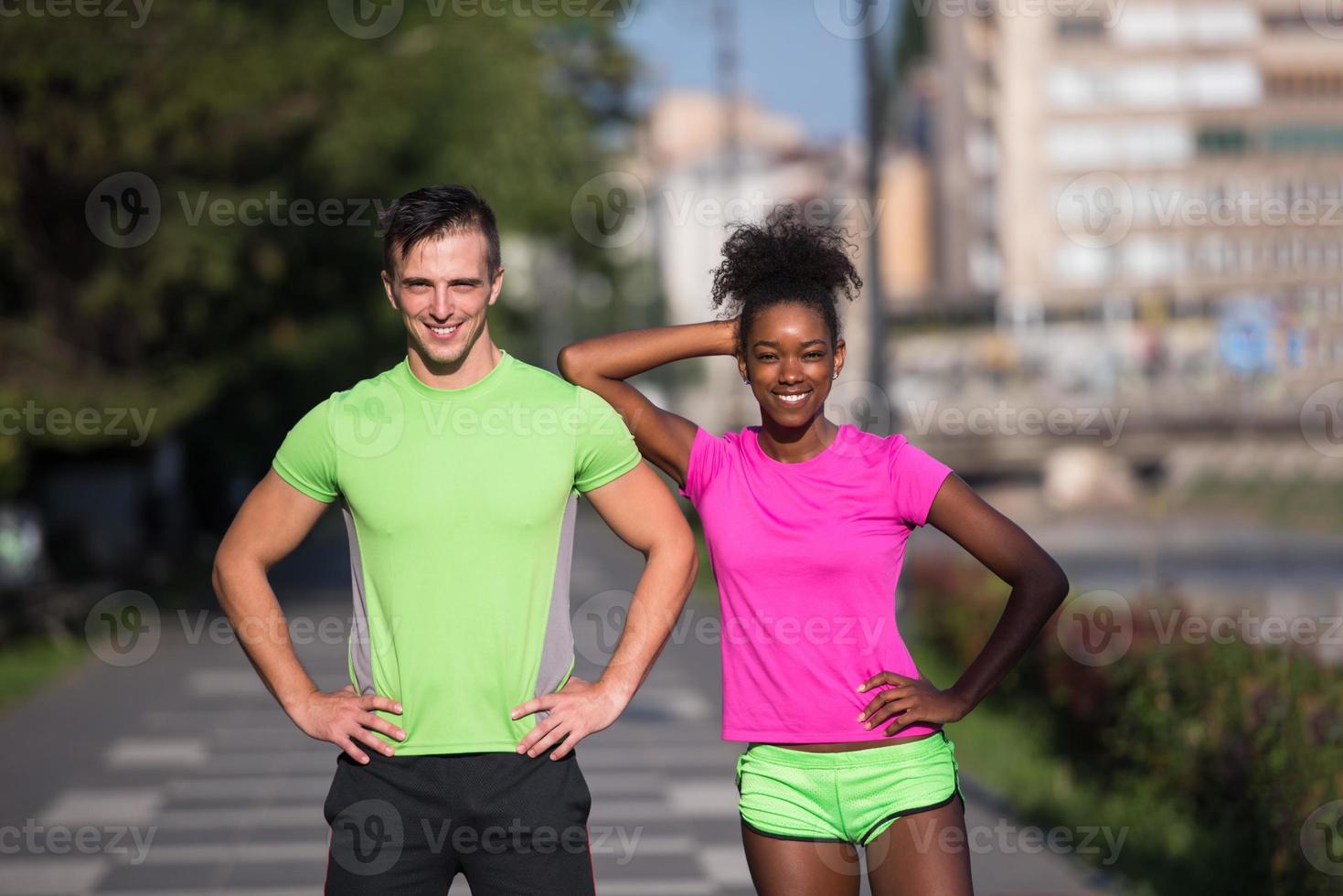 portrait de jeune couple de jogging multiethnique prêt à courir photo