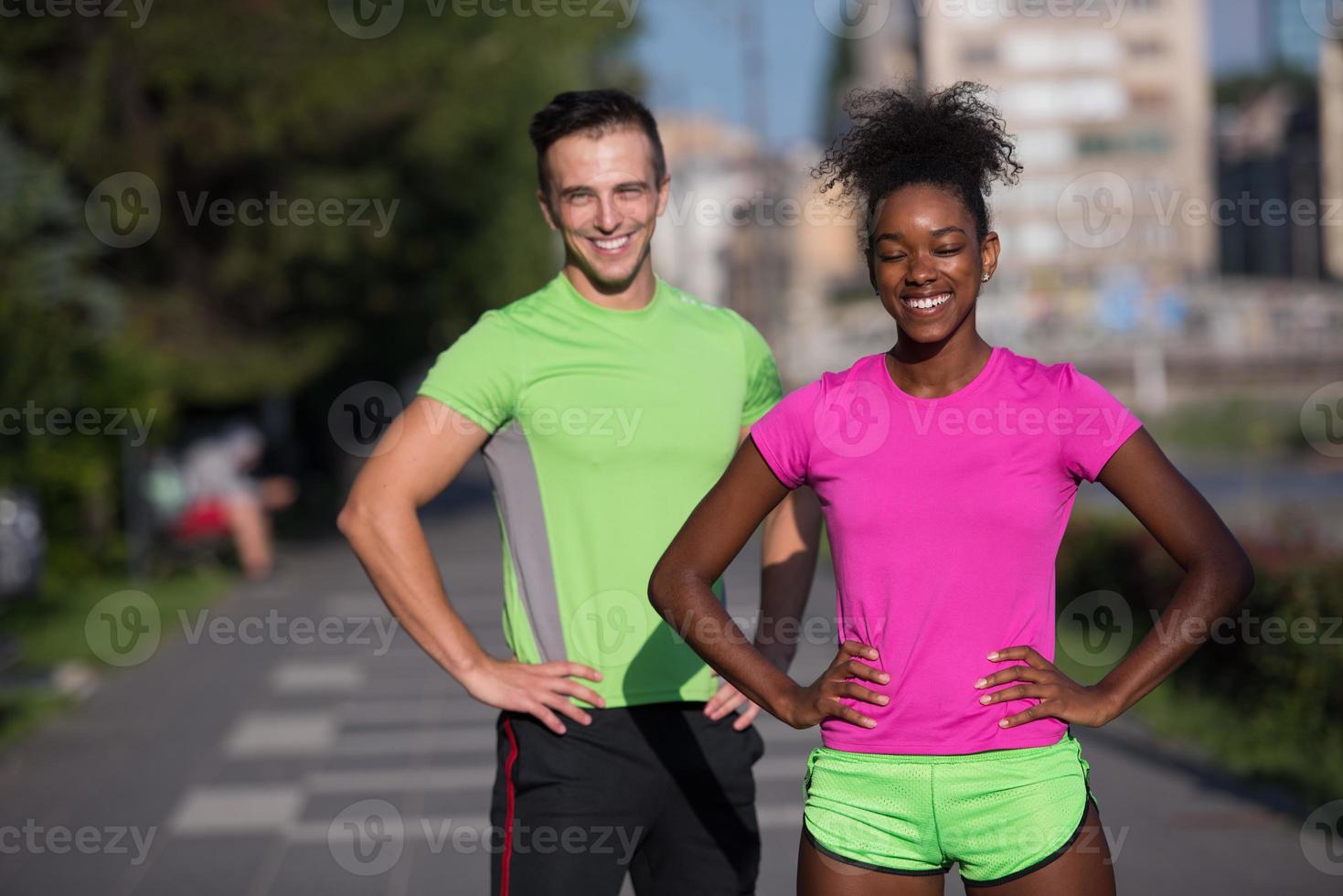 portrait de jeune couple de jogging multiethnique prêt à courir photo