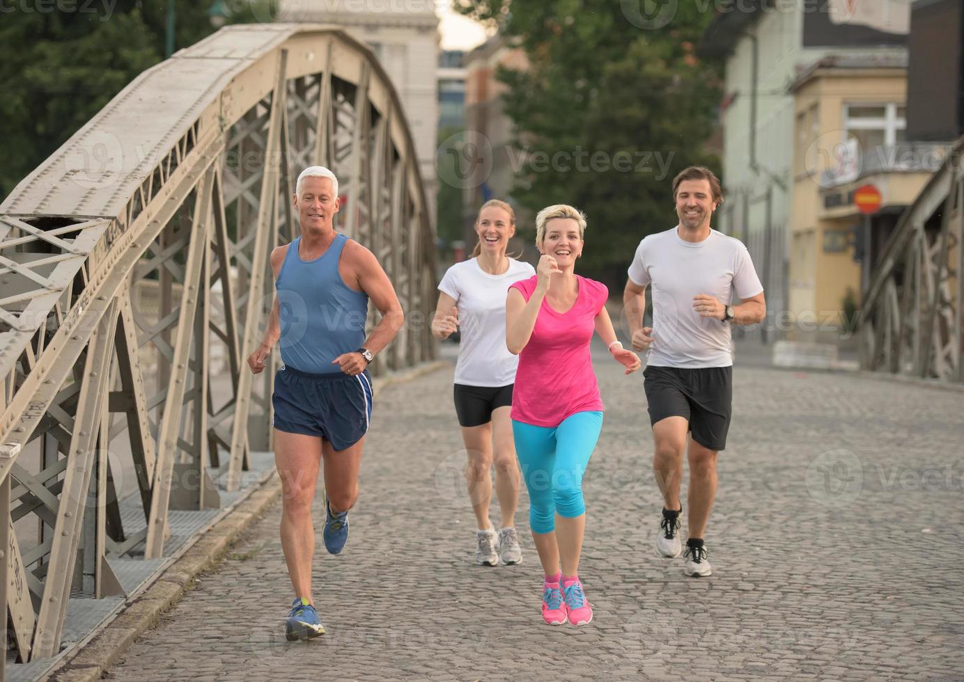 groupe de personnes jogging photo