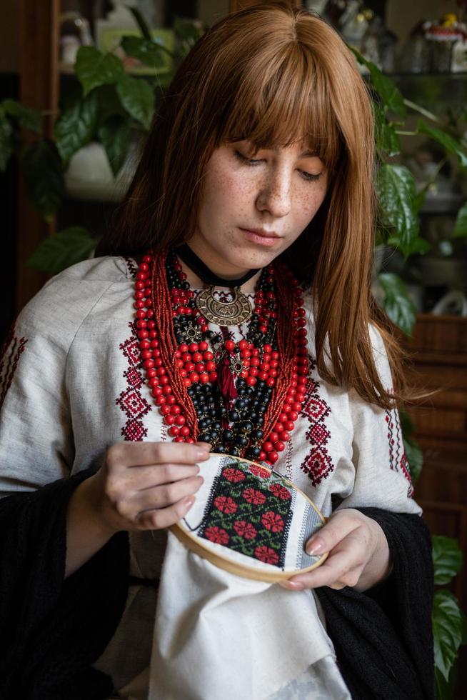 une fille brode un motif vyshyvanka ukrainien traditionnel photo