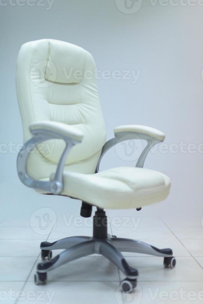chaise de bureau blanche photo